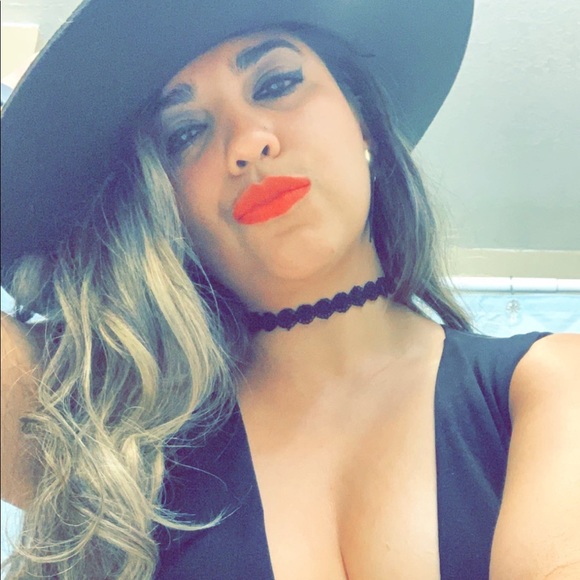 Meet your Posher, Karis - Picture 1 of 1